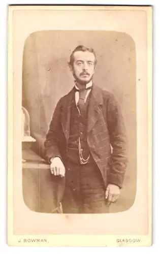 Fotografie J. Bowman, Glasgow, 65 Jamaica Street, Portrait junger Herr im karierten Anzug mit Bart