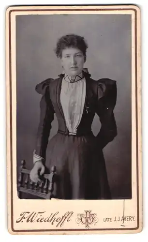 Fotografie F. Wiedhofft, London-SE, 338, New Cross Road, Portrait bürgerliche Dame im Kleid