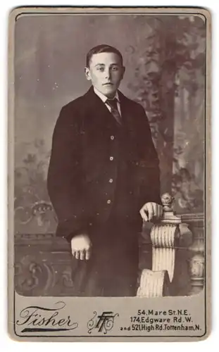 Fotografie T. Fisher & Co., London-NE, 54, Mare St., Portrait junger Herr im Anzug mit Krawatte