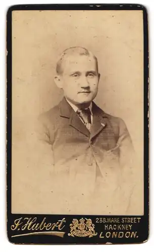 Fotografie J. Hubert, London-Hackney, 238, Mare Street, Portrait junger Herr im Anzug mit Krawatte