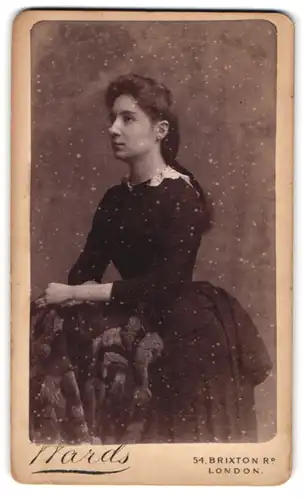 Fotografie Ward, London, 54, Brixton Road, Portrait junge Dame im Kleid