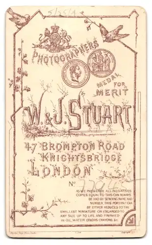 Fotografie W. & J. Stuart, London, 47, Brompton Road, Portrait junge Dame in zeitgenössischer Kleidung