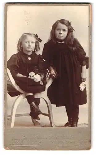 Fotografie F. U. Wood Ltd, London-W., 347 & 349 Edgware Rd., Portrait zwei kleine Mädchen in Kleidern
