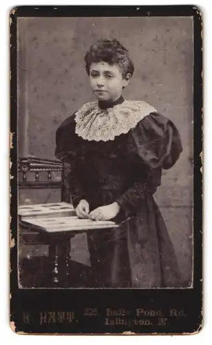 Fotografie N. Hatt, London-N., 235, Balls Pond Rd. Portrait junge Dame im Kleid mit Spitzenkragen