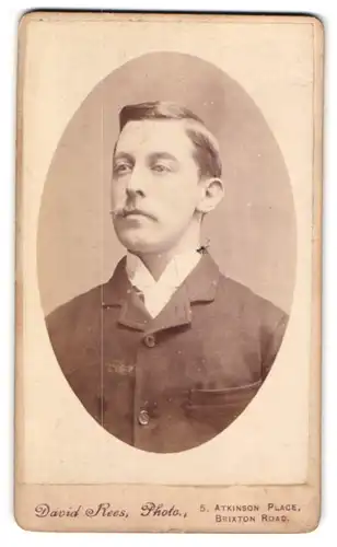 Fotografie David Rees, London, Brixton Road, Brustportrait modisch gekleideter Herr mit Oberlippenbart