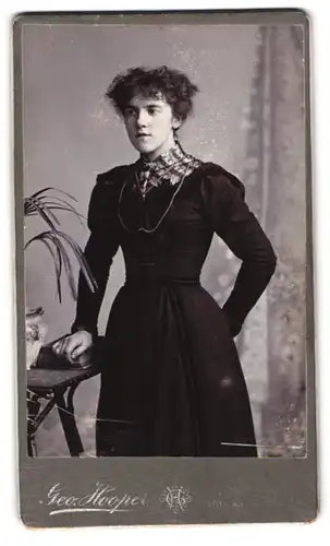 Fotografie Geo. Hooper, London-W., 13, Silver Street, Portrait junge Dame im Kleid