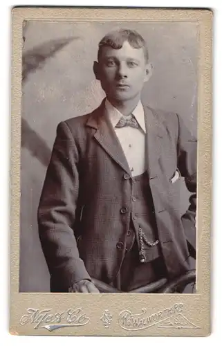 Fotografie Nye & Co., London-SE, 116, Walworth Road, Portrait junger Herr im Anzug mit Fliege