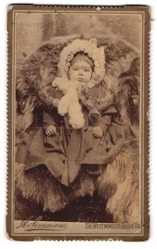 Fotografie A. Simmons, London-SE, 258, Westminster Bridge Rd., Portrait süsses Kleinkind in winterlicher Kleidung