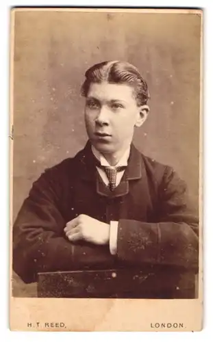 Fotografie H. T. Reed, London, Portrait junger Herr in modischer Kleidung