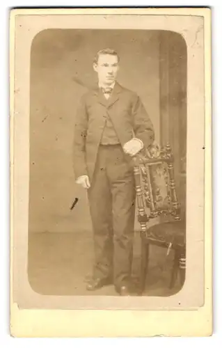 Fotografie Alfred Paine, London, 31, High Holborn, Portrait junger Herr im Anzug mit Fliege