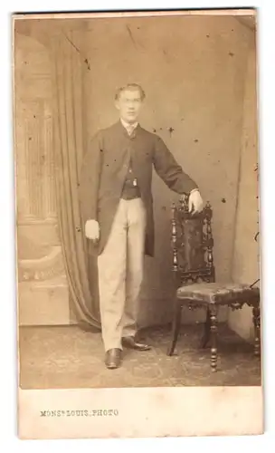 Fotografie Monsr. Louis, London-NW, 374, Euston Road, Portrait junger Herr in modischer Kleidung