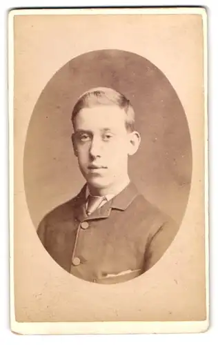 Fotografie William Lacey, London, 20, Blackfriars Road, Brustportrait junger Herr in modischer Kleidung