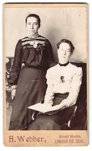 Fotografie A. Webber, London, Portrait zwei hübsch gekleidete Damen mit Buch