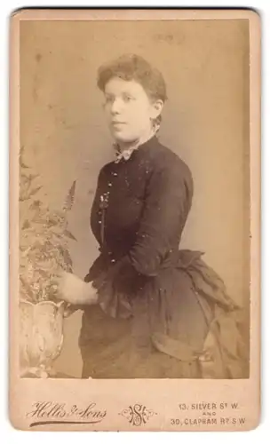 Fotografie Hellis & Sons, London-SW, 30, Clapham Road, Portrait junge Dame in hübscher Kleidung