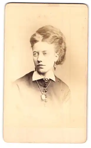 Fotografie Fradelle & Leach, London-W, 230, Regent Street, Portrait junge Dame mit Kragenbrosche und Amulett