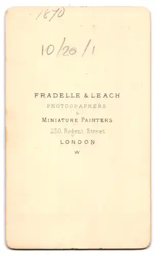 Fotografie Fradelle & Leach, London-W, 230, Regent Street, Portrait junge Dame mit Kragenbrosche und Amulett