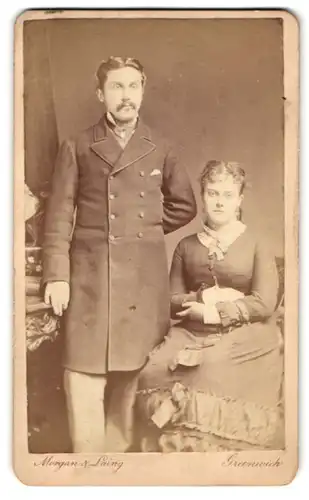 Fotografie Morgan & Laing, Greenwich, Portrait junges Paar in modischer Kleidung