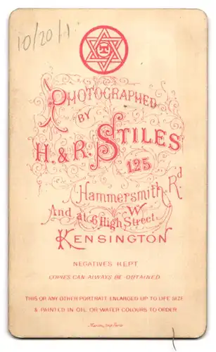 Fotografie H. R. Stilles, Kensington, 125, Hammersmith Rd., Brustportrait junge Dame mit zeitgenössischer Frisur