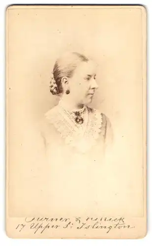 Fotografie Turner & Killick, Islington, 17, Upper Steet, Portrait junge Dame mit Flechtfrisur und Spitzenkragen