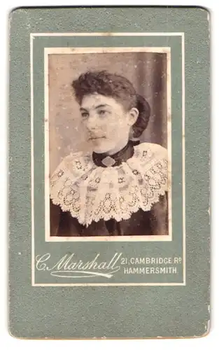 Fotografie C. Marshall, Hammersmith, 21, Cambridge Rd., Portrait junge Dame mit Kragenbrosche und Spitzenkragen