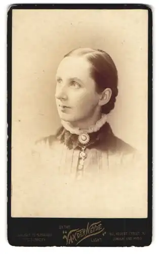 Fotografie Van der Weyde, London-W, 182, Regent Street, Portrait junge Dame mit Kragenbrosche