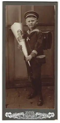 Fotografie Griseldis-Portrait, Ort unbekannt, Portrait kleiner Junge mit Schultüte und Ranzen
