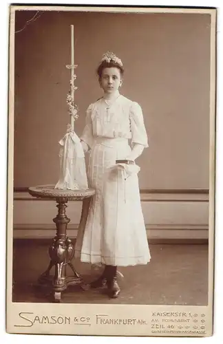 Fotografie Samson & Co., Frankfurt a /M., Kaiser Strasse 1 & Zeil 46, Portrait junge Dame im weissen Kleid mit Kerze