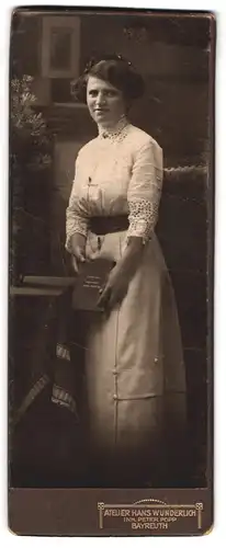 Fotografie Hans Wunderlich, Bayreuth, Portrait junge Dame in hübscher Bluse und Rock