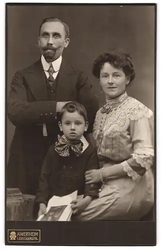 Fotografie A. Wertheim, Berlin, Leipzigerstrasse, Portrait bürgerliches Paar mit kleinem Sohn