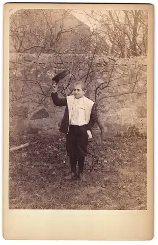 Fotografie unbekannter Fotograf und Ort, Portrait kleiner Junge im Matrosenanzug mit Schirmmütze