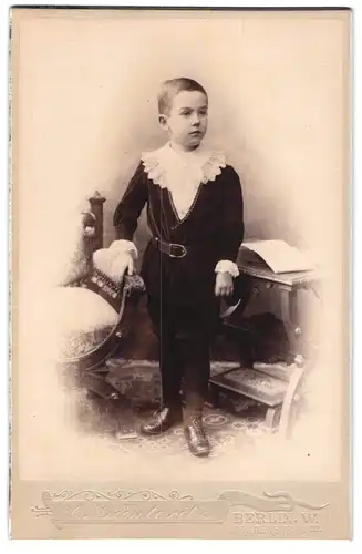 Fotografie C. Günteritz, Berlin-W., Mohrenstrasse 47 III., Portrait kleiner Junge in hübscher Kleidung