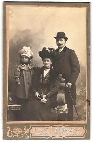 Fotografie Achill de Veer, Berlin-SW, Friedrichstrasse 247, Portrait Ehepaar mit Töchterchen in winterlicher Kleidung