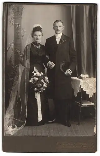 Fotografie J. W. Lau, Hartha, Portrait junges Paar in Hochzeitskleidung mit Blumenstrauss