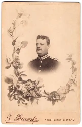 Fotografie G. Bierentz, Berlin-C., Neue Friedrichstrasse 70, Brustportrait Soldat in Uniform mit Oberlippenbart