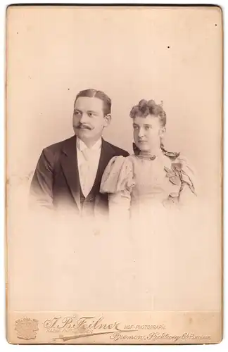 Fotografie J. B. Feilner, Bremen, Richtweg 6 B., Portrait junges Paar in eleganter Kleidung