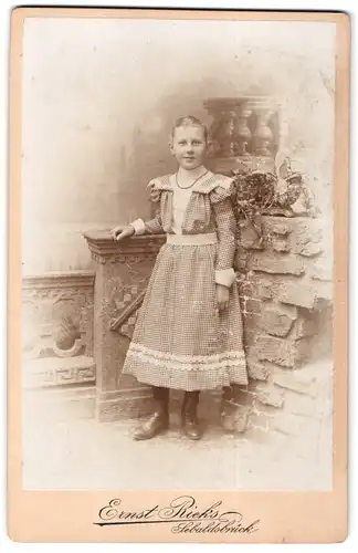 Fotografie Ernst Rieks, Sebaldsbrück, Portrait junges Mädchen im karierten Kleid