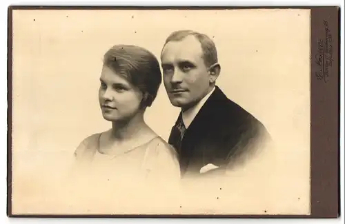 Fotografie E. Nossen, Berlin-O., Weidenweg 35, Portrait junges Paar in modischer Kleidung
