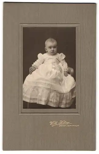 Fotografie Wilh. Holtorp, Bremen, Ostertorsteinweg 61, Portrait süsses Kleinkind im weissen Kleid