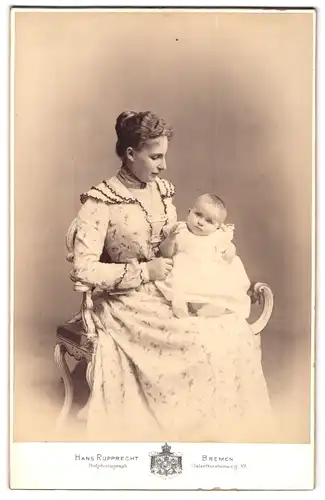 Fotografie Hans Rupprecht, Bremen, Ostertorsteinweg 49, Portrait junge Dame im Kleid mit Kleinkind auf dem Schoss