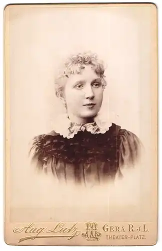 Fotografie August Lutz, Gera R. j. L., Theaterplatz, Portrait junge Dame mit zurückgebundenem Haar