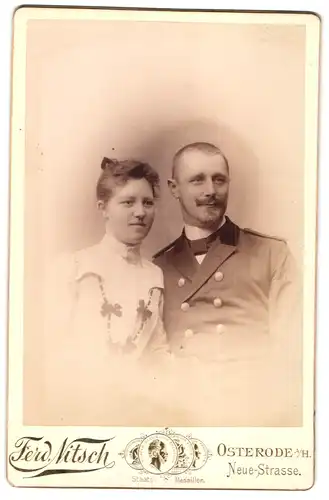 Fotografie Ferd. Nitsch, Osterode a /H., Neue-Strasse, Portrait Soldat in Uniform mit seiner Frau
