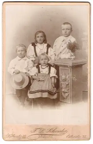 Fotografie F. D. Schrader, Bremen, Weberstrasse 38, Osterstrasse 75, Portrait Jungen und Mädchen in hübscher Kleidung