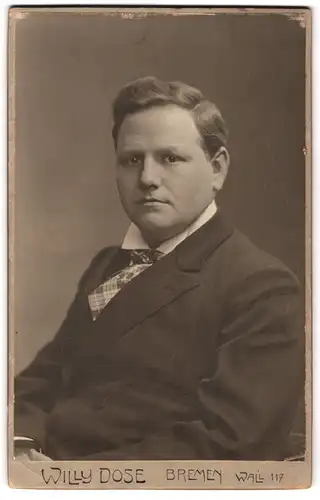 Fotografie Willy Dose, Bremen, Wall 117, Portrait junger Herr im Anzug mit Krawatte
