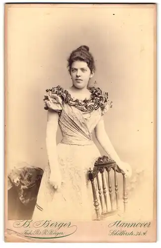 Fotografie B. Berger, Hannover, Schillerstrasse 34 A, Portrait junge Dame im Kleid