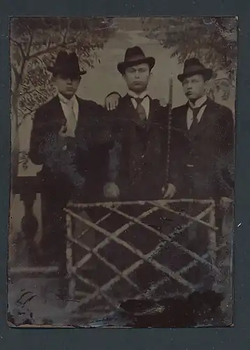 Fotografie Ferrotypie drei Herren junge Herren in Anzügen mit Korkenzieher Spazierstock