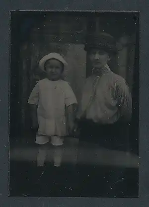 Fotografie Ferrotypie Mutter im Kleid mit Tochter im weissen Kleid und Hut, Mutterglück