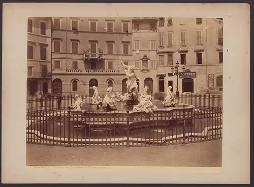 Fotografie unbekannter Fotograf, Ansicht Rom - Roma, Fontana dei Calderari in Oiazza Navona, Trattoria Del Circo Agonale