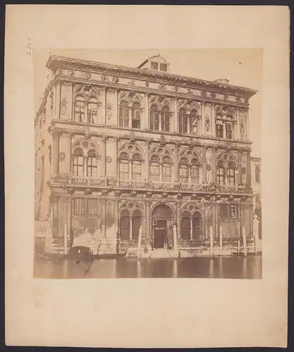 Fotografie unbekannter Fotograf, Ansicht Venedig, Palazzo Vendramin-Calergi mit Gondel, Grossformat 28 x 23cm