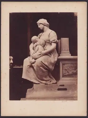 Fotografie unbekannter Fotograf, Ansicht Paris, Statue Mutter mit Babies im Arm, Grossformat 32 x 24cm
