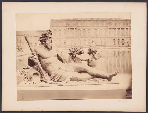 Fotografie unbekannter Fotograf, Ansicht Versailles, Schloss mit Plastik von Bacchus und einer Putte, 31 x 24cm